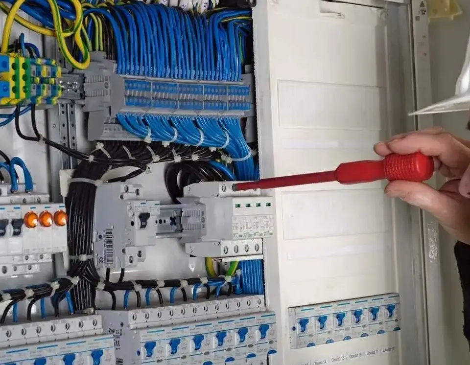 Electricista trabajando en Barcelona