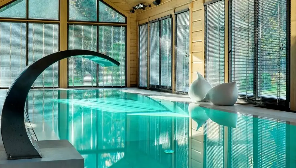 Modernes Schwimmbecken in Barcelona.