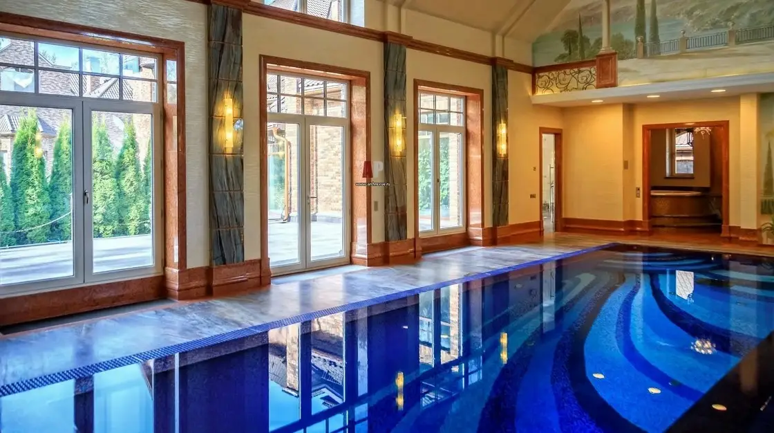 Pool auf dem Grundstück in Barcelona installiert. 